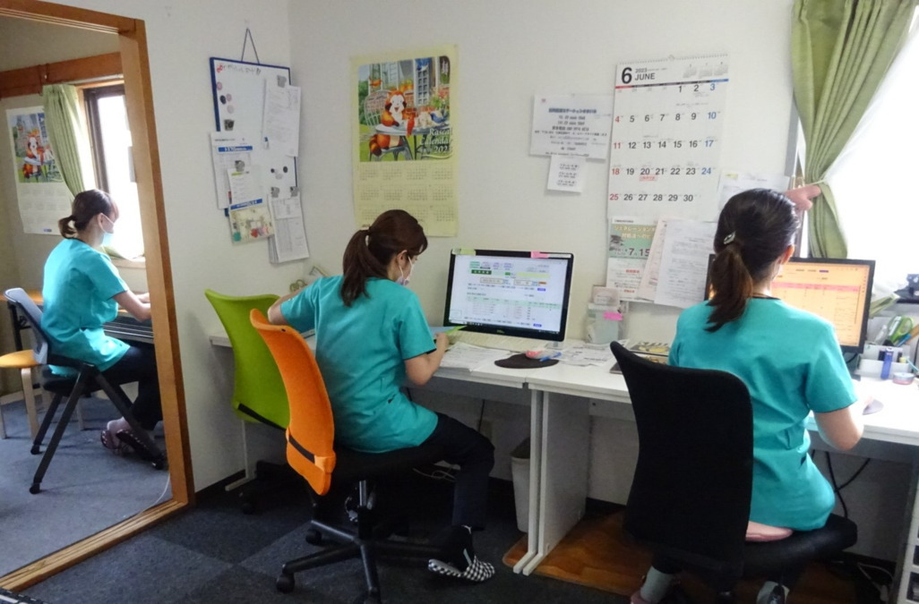 訪問看護ステーションすまいる(作業療法士の求人)の写真2枚目:事務内の様子