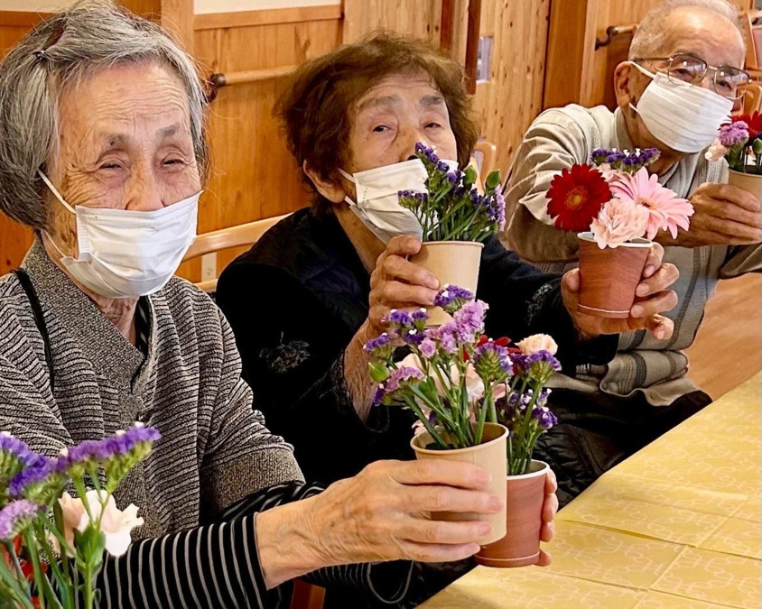 デイサービスセンター燦はね（介護職/ヘルパーの求人）の写真6枚目：フラワーアレンジメントで彩を☆