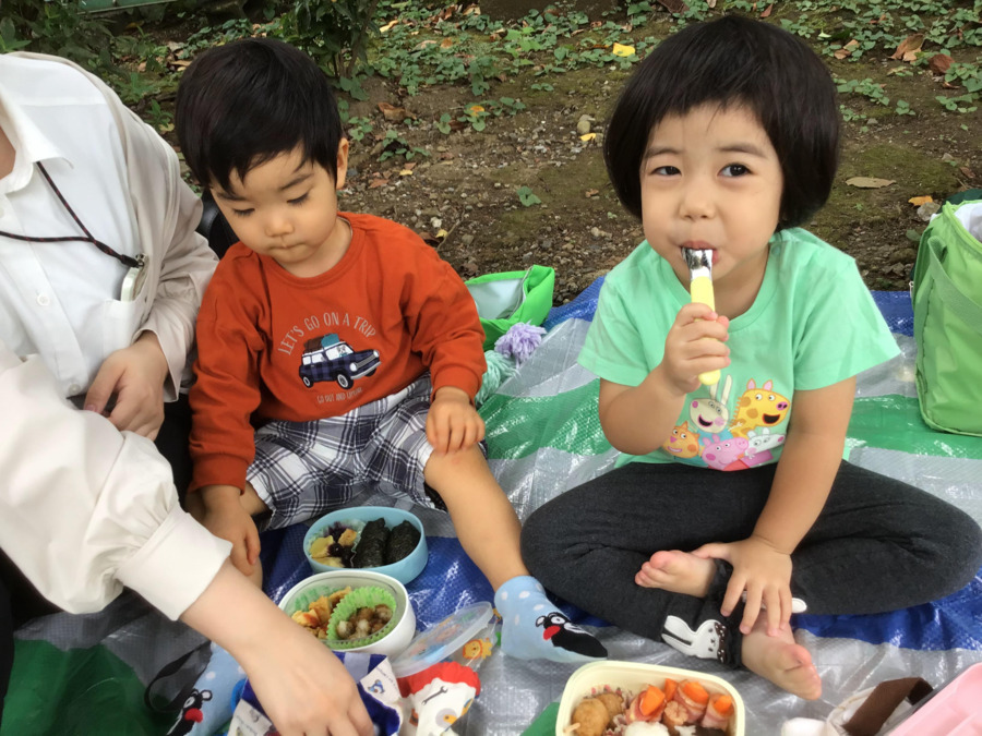 オデューラ デ アベニールの写真7枚目：園外保育でピクニック！保護者の方が作ってくれたお弁当は美味しいね☆