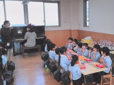 認定こども園ゆうか幼稚園(保育士の求人)の写真3枚目:預かり保育の様子です。