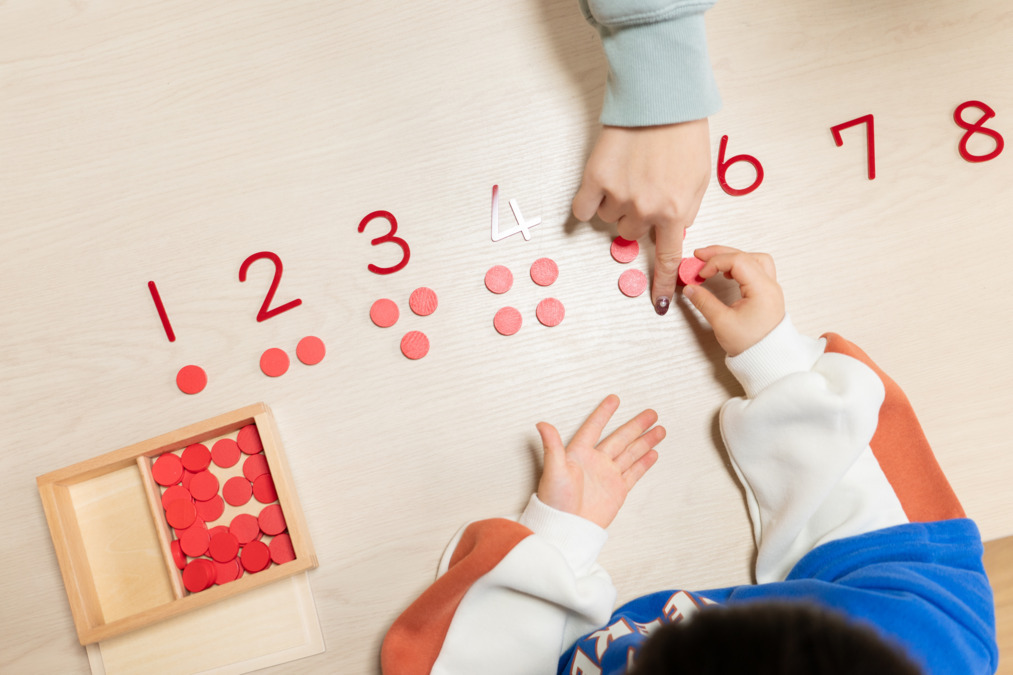 児童発達支援 みらいNO1の写真4枚目:モンテッソーリ教具を使っての個別療育