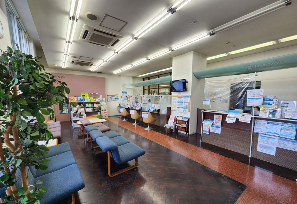 横浜みなみ薬局の写真3枚目：横浜みなみ薬局　待合室&投薬カウンター
