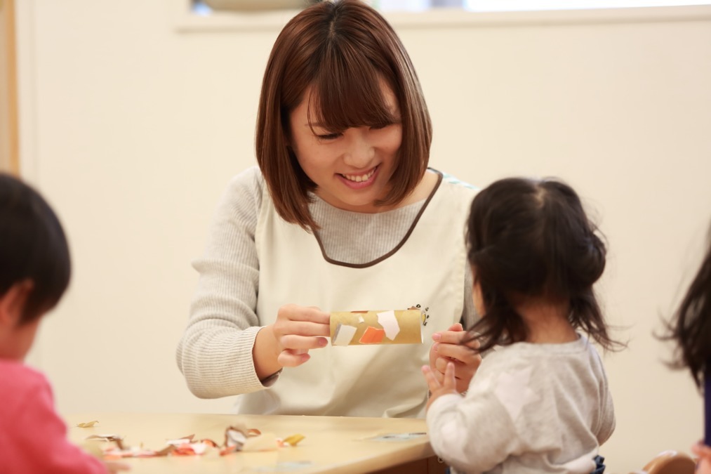 沓谷おひさまの森こども園の写真4枚目：子供とゆったりと関わりながら制作活動☆