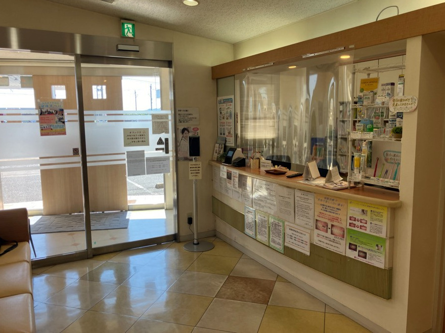めぐみ歯科クリニック水巻（歯科衛生士の求人）の写真4枚目：広々とした待合室でゆっくりとくつろいでいただきます。