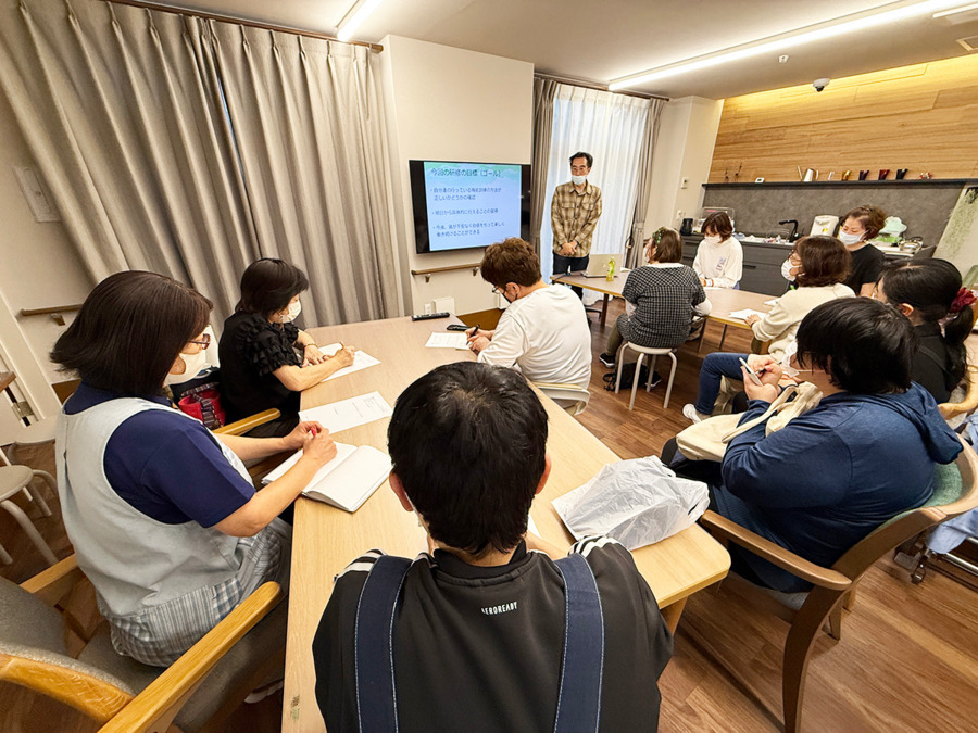 ユタリト船橋【2025年02月01日オープン】（介護職/ヘルパーの求人）の写真15枚目：外部講師による研修会の様子（作業療法士による介護技術研修）