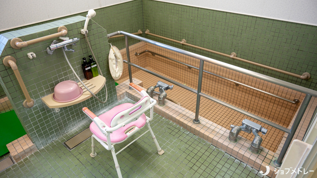 デイサービスミルケア穂波【2025年03月01日オープン】（看護師/准看護師の求人）の写真9枚目：浴室には手すりが設置されており、安全にご利用いただけます