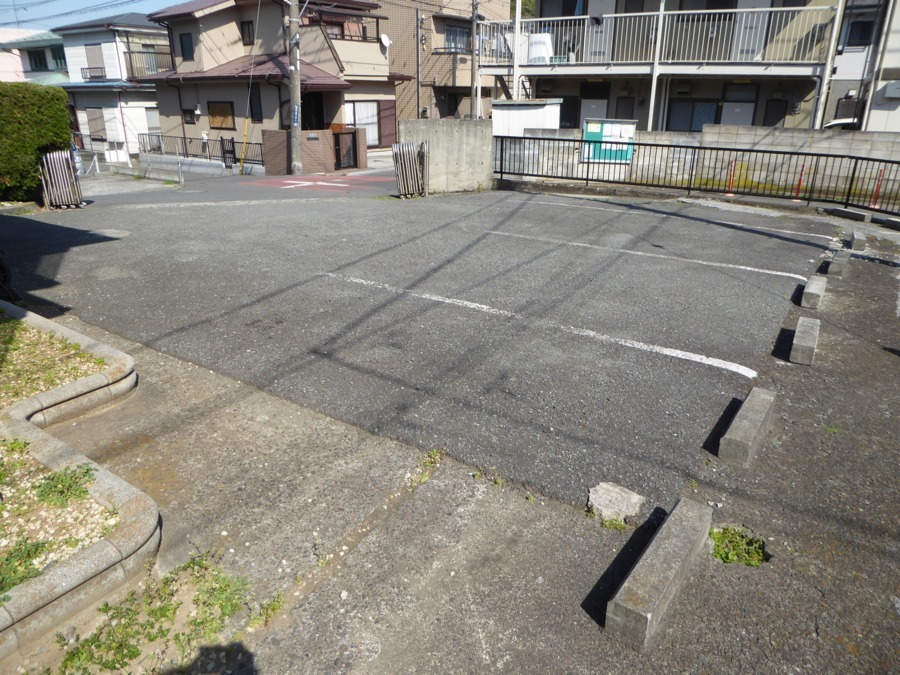 曽根歯科医院（歯科医師の求人）の写真7枚目：スタッフと患者さん用の駐車場がございます。マイカー通勤、バイク通勤ＯＫです