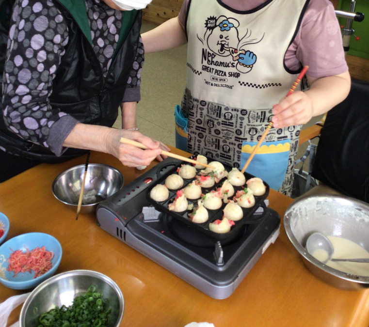 デイサービスセンター楽花の写真5枚目：たこ焼きパーティー