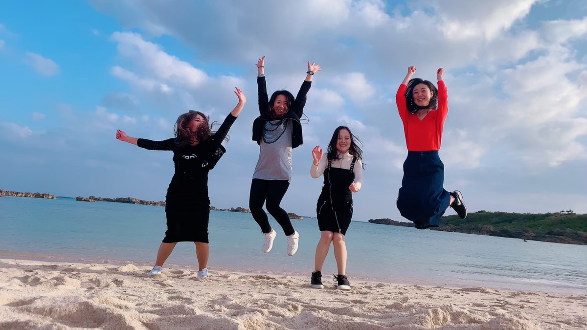 医）隆嘉会　よしひろ歯科クリニック（歯科衛生士の求人）の写真2枚目：社員旅行、宮古島でジャンプ！