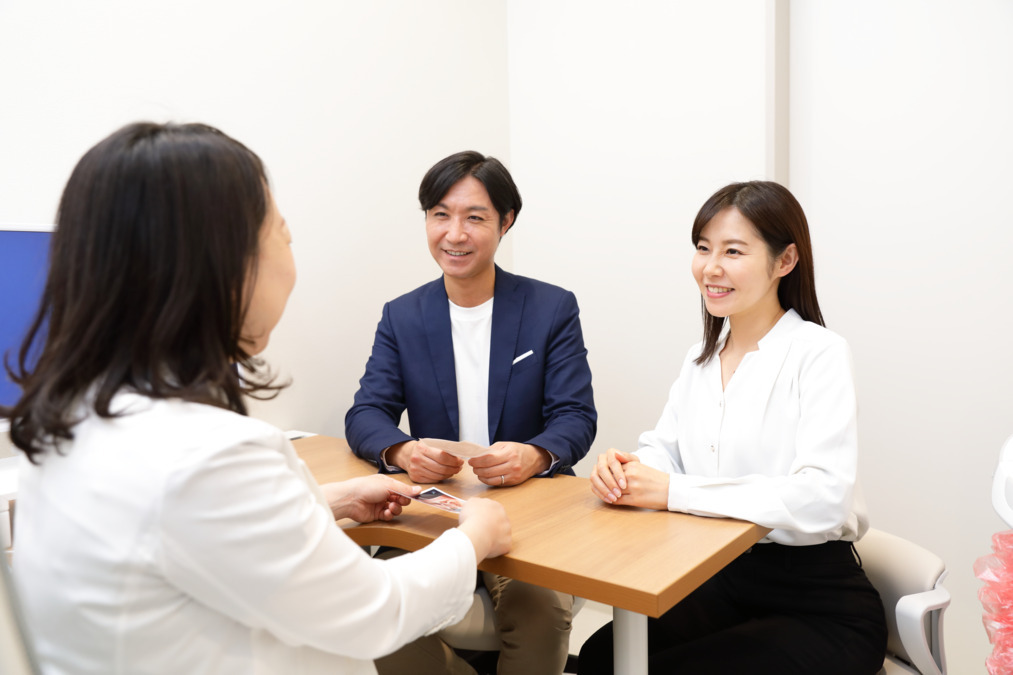 おおのたウィメンズクリニック埼玉大宮(看護師/准看護師の求人)の写真10枚目:ご夫婦でご来院の患者様にご説明中です。
