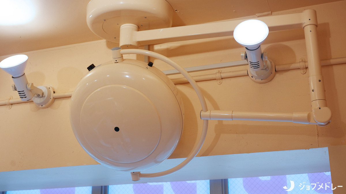 吉田デンタルオフィス(歯科助手の求人)の写真10枚目:診察に使用するライトです