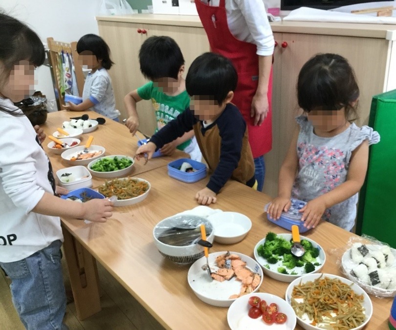 マグハウス都立大学（管理栄養士/栄養士の求人）の写真5枚目：この日のランチはビュッフェ形式。弁当箱に自分の好きなおかずを詰めよう！
