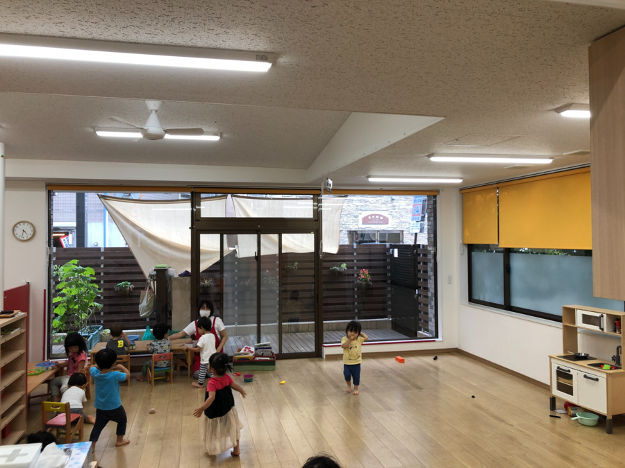 マグハウス西荻第２（保育補助の求人）の写真2枚目：施設の内観。天井が高く開放感のある保育室です！