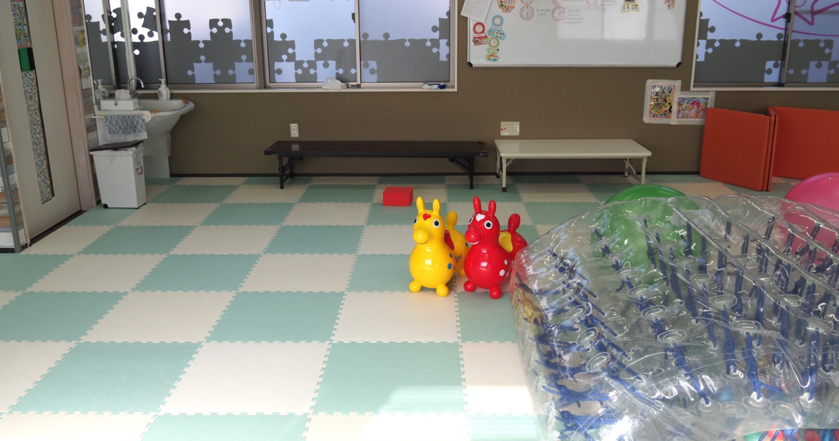 チャイルドウィッシュ那加の写真3枚目：スクエアな支援室は広く、明るく伸び伸びと使用できます！