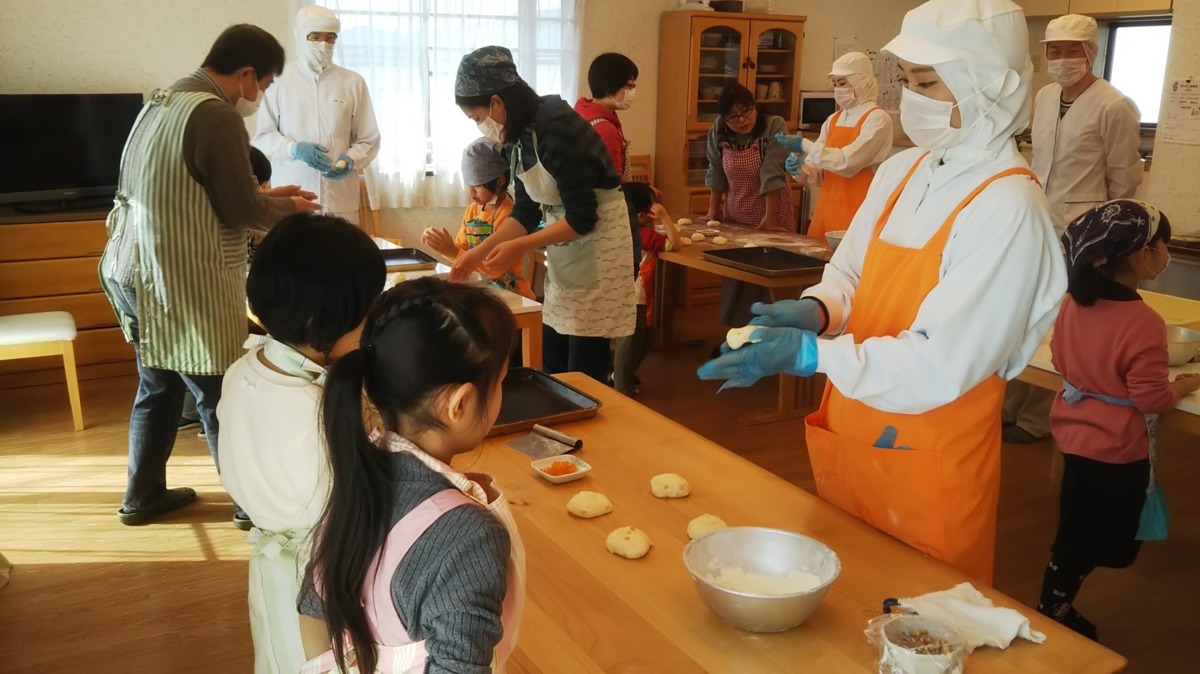 障害福祉サービス事業所　麦の丘（生活支援員の求人）の写真7枚目：年1回地域パン教室を開催しています♪