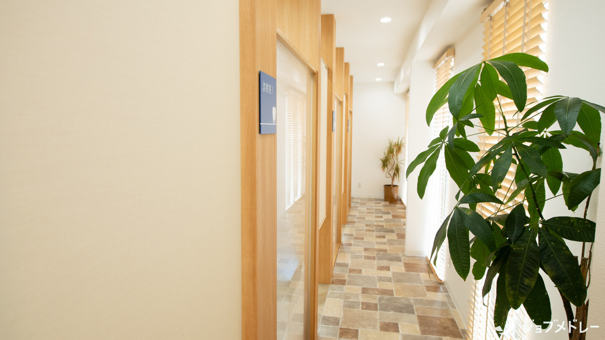 かわべ歯科医院（歯科衛生士の求人）の写真7枚目：院内はオルゴールが流れる落ち着いた空間です