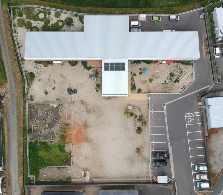 いわら保育園(保育士の求人)の写真:広い園庭には川も流れている