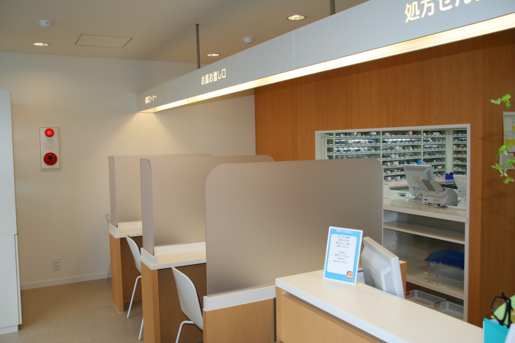 オール薬局府中店（調剤事務の求人）の写真2枚目：患者さまのプライバシーにも配慮した薬局作りに取り組んでいます。