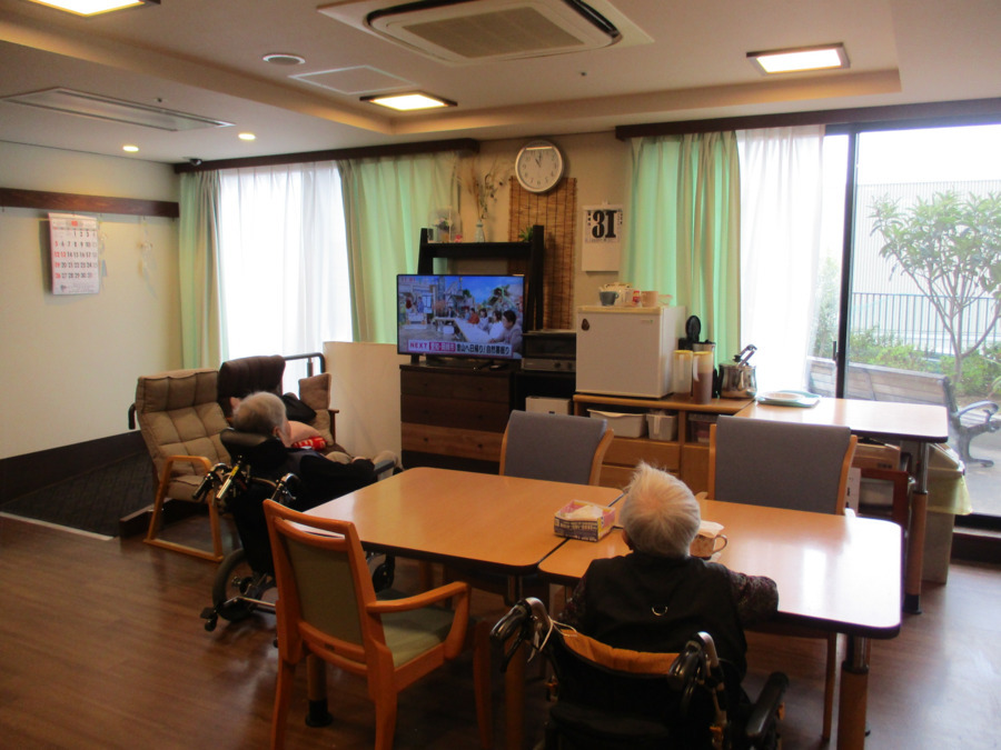 南生協よってって横丁 グループホームよってって(介護職/ヘルパーの求人)の写真4枚目:食事やおやつ、レク等を行う食堂です。ゆったりとした時間が流れます。