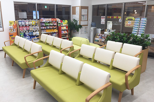 あけぼの薬局　ロハル津田沼店（薬剤師の求人）の写真2枚目：あけぼの薬局　ロハル津田沼店の内観