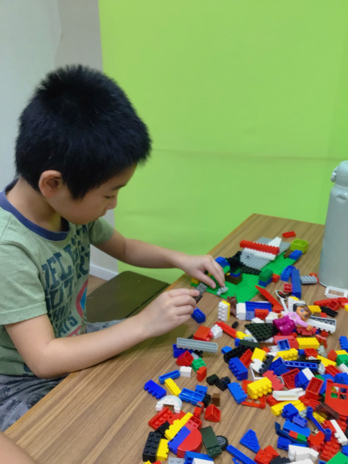 放課後等デイサービス　Gクレフの写真11枚目：集中してブロックに挑戦！何が出来るかな？？