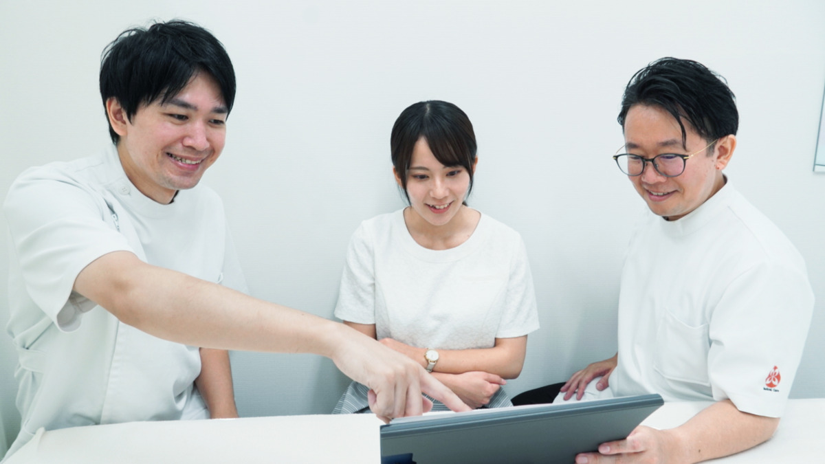 新橋汐留整骨院・鍼灸マッサージ院(医療事務/受付の求人)の写真13枚目:先生方との打ち合わせも笑顔で緊張なくできます