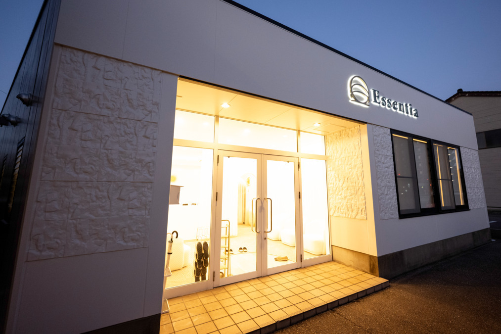 美容整体 Essentia KANAZAWA【2025年06月オープン】（整体師の求人）の写真9枚目：温かな光が迎えるEssentiaの夜の外観