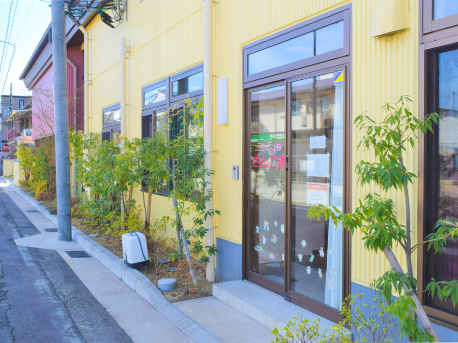 ニコニコ桜さんご礁(保育士の求人)の写真4枚目:さんご礁のエントランスです。ニコニコ桜今津灯保育園本園と内に併設されています。