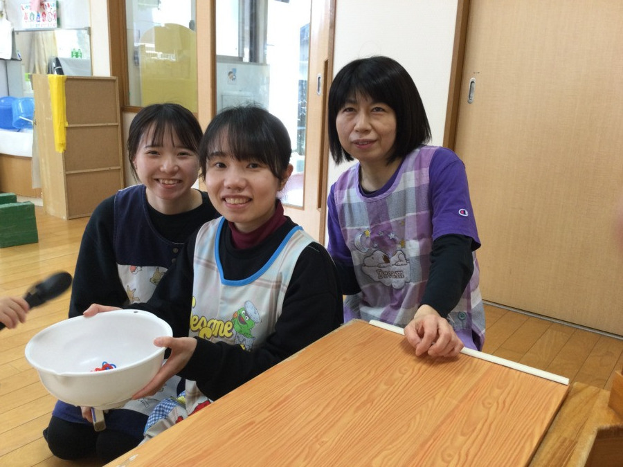 松翠保育園の写真2枚目：私たち1才児クラス担任　カメラ前でちょっと緊張　保育楽しんでいます