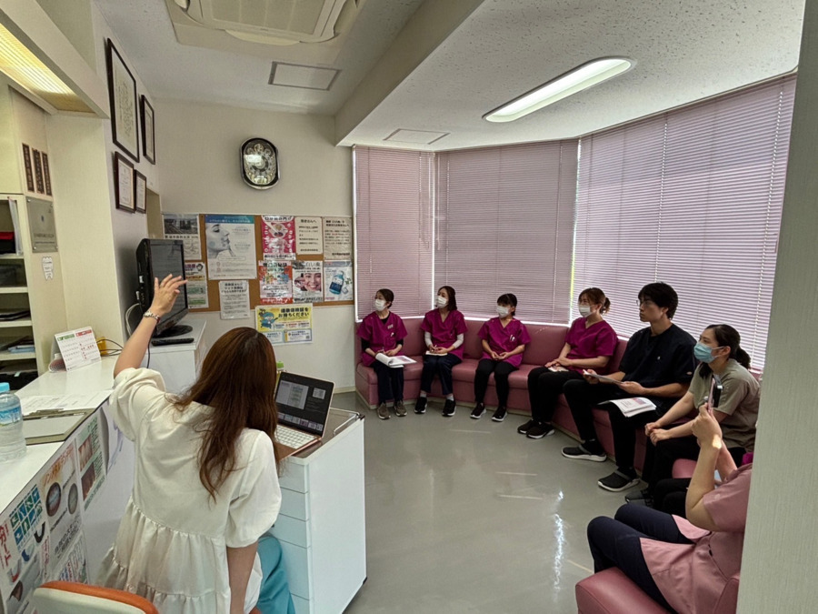 野尻歯科クリニック（歯科衛生士の求人）の写真6枚目：外部講師による勉強会の様子です。
