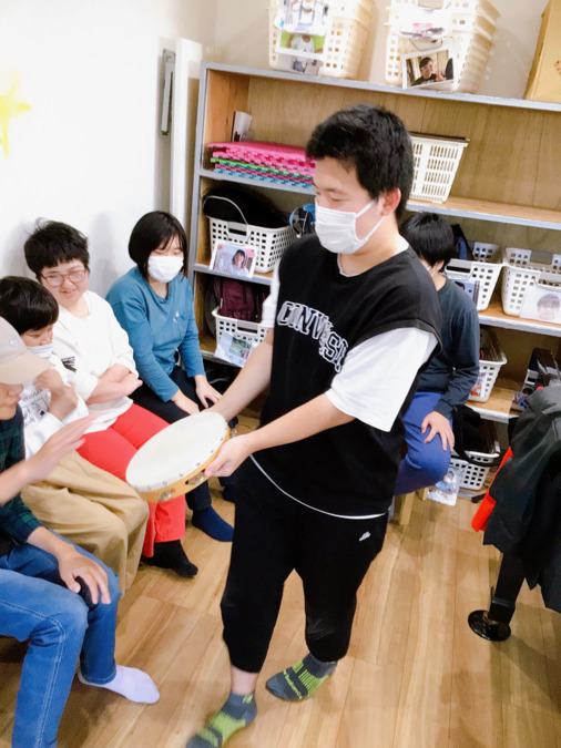 日中一時支援事業グランデの写真4枚目：音楽療法の時間♪
音で繋がるって楽しいね～
心も身体もリフレッシュ！！