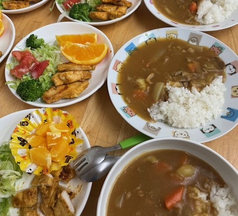 春日部養成会あすか寮（生活支援員の求人）の写真3枚目：みんな大好き夕食はカレー
