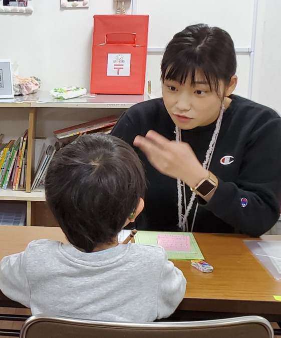 パステル （保育士の求人）の写真7枚目：手話で日本語を勉強中。手話ができなくても大丈夫。自然と手話が身につきます