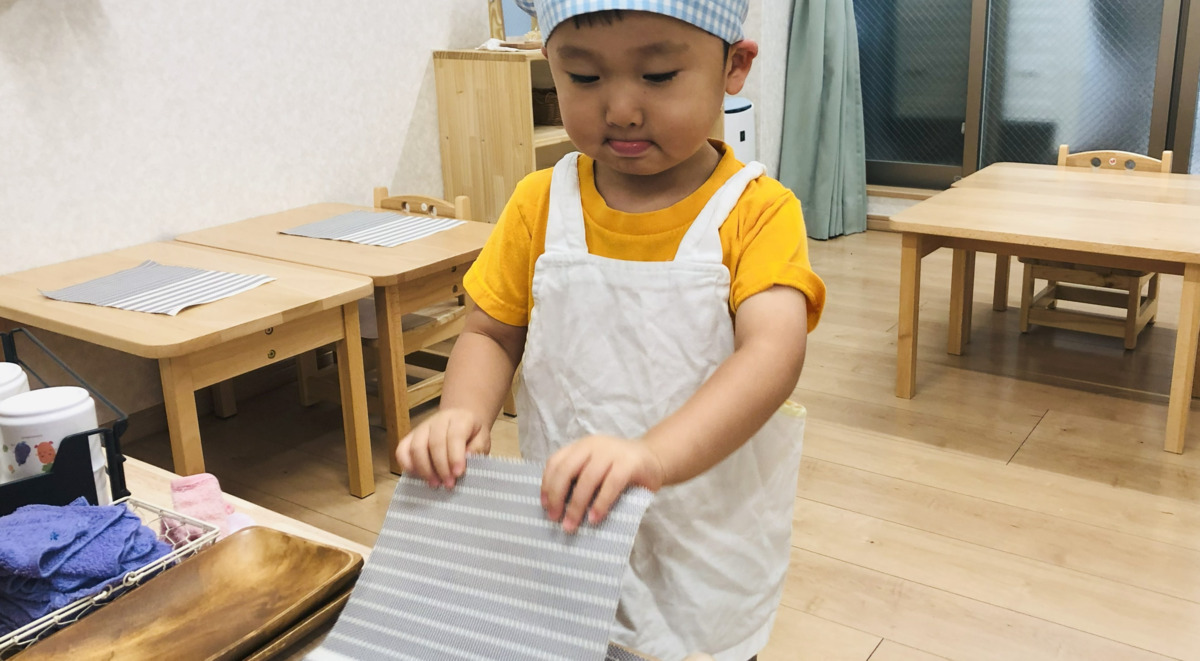 アベニール保育園（調理師/調理スタッフの求人）の写真4枚目：2歳児　お当番活動で、お給食の準備を行います☆
