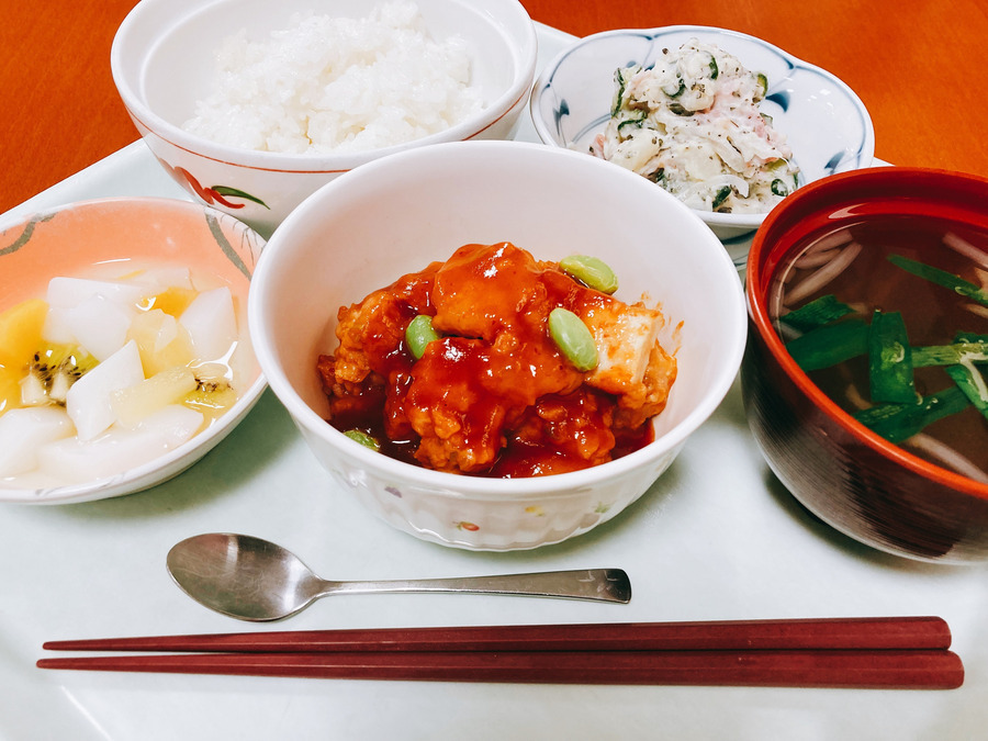 クラシックレジデンス江戸川台の写真22枚目：食事が自慢の施設です！！　海老のチリソース