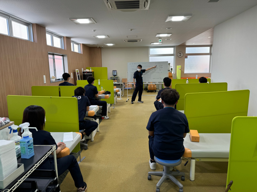 だいごう整形外科（理学療法士の求人）の写真2枚目：勉強会の様子です🎶