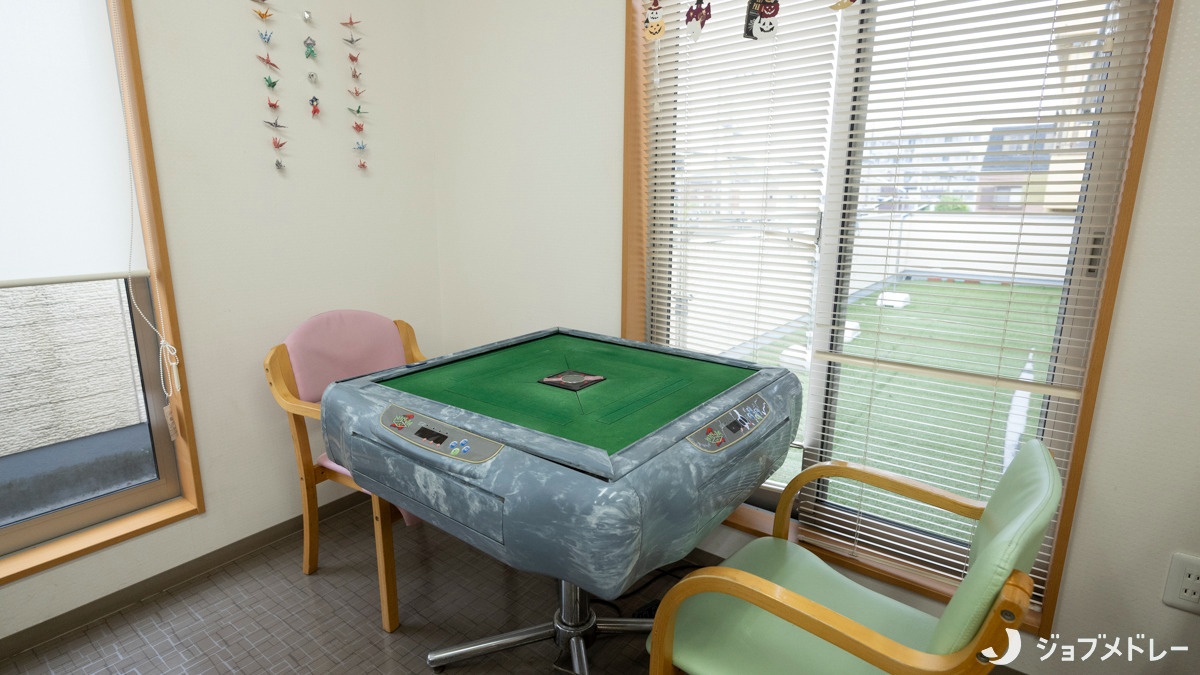パーク検見川（看護師/准看護師の求人）の写真6枚目：レクリエーションの一環として麻雀を楽しんでいます