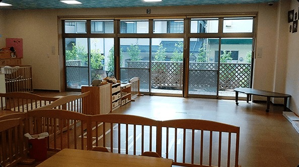 コープこうべの保育園どんぐりっこもとやま（保育士の求人）の写真4枚目：プレイルームには大型のホワイトボードや木のおもちゃがあります