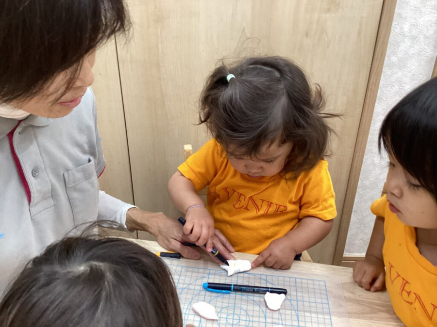 アベニール保育園（保育補助の求人）の写真12枚目：1歳児製作活動♪
紙粘土に色を付けて型取ります！！
