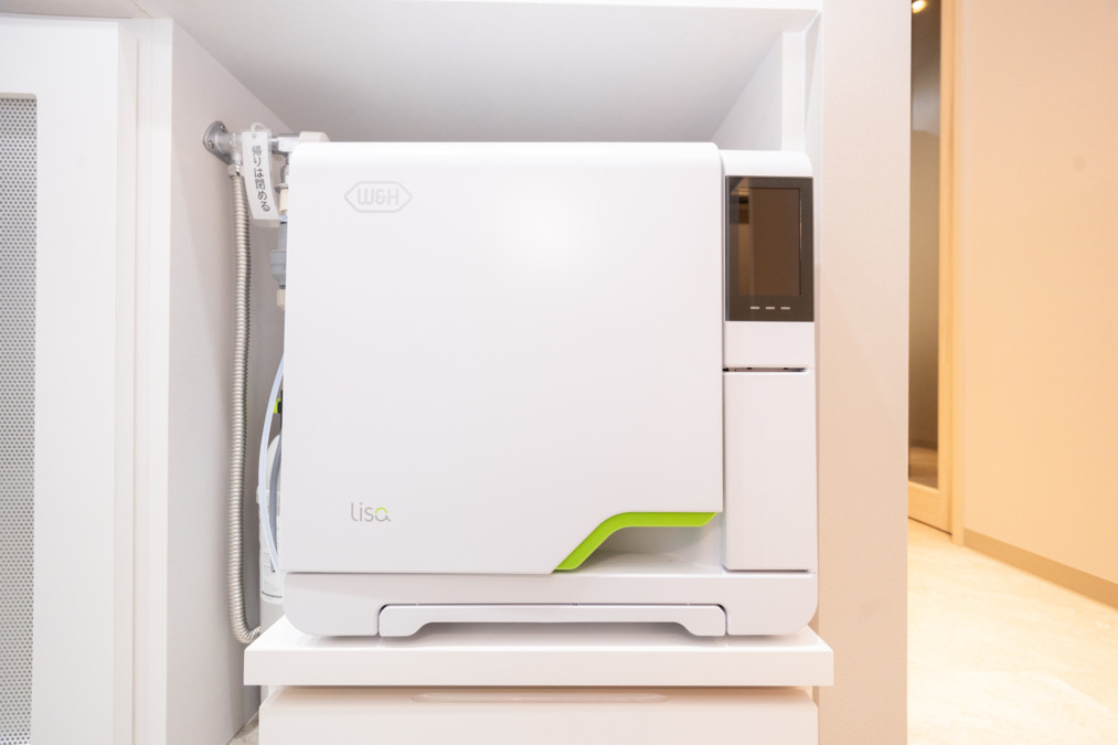 淡路町駅前ささき歯科【2025年05月01日オープン】（歯科衛生士の求人）の写真7枚目：滅菌室
クラスBをはじめ、一通りの洗浄・滅菌器具は揃っています。