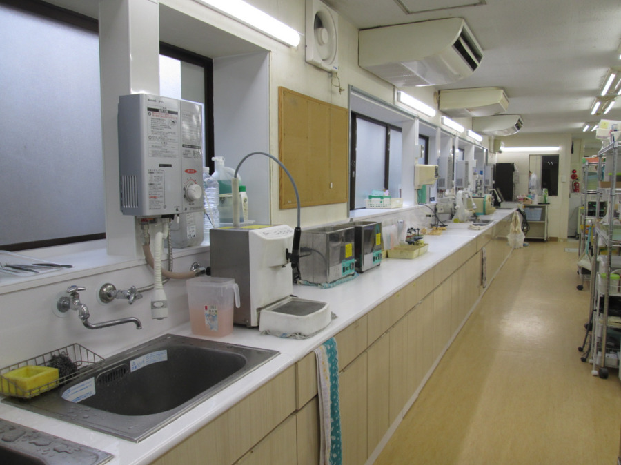 株式会社ワールドラボ　新潟センター（歯科技工士の求人）の写真4枚目：壁面は窓に囲まれ、自然光あふれる明るい職場です。