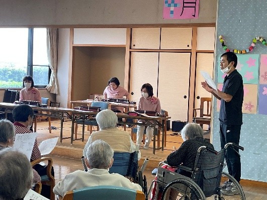 デイサービスやはぎ苑（介護職/ヘルパーの求人）の写真6枚目：デイサービスやはぎ苑　大正琴披露