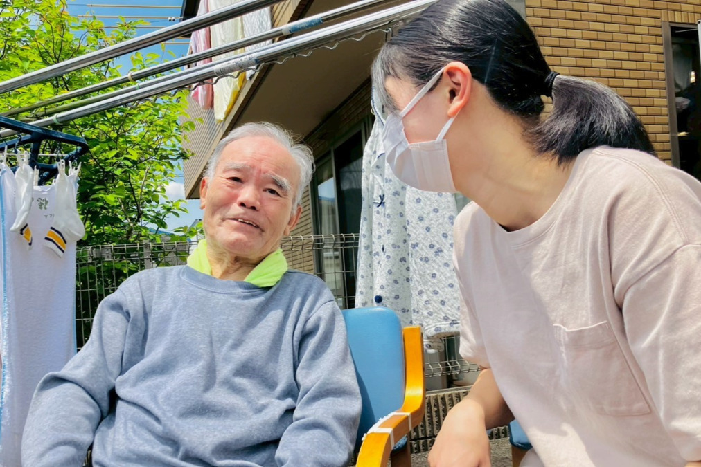 グループホームたみの里　静岡与一（ケアマネジャーの求人）の写真5枚目：外で談笑☺
