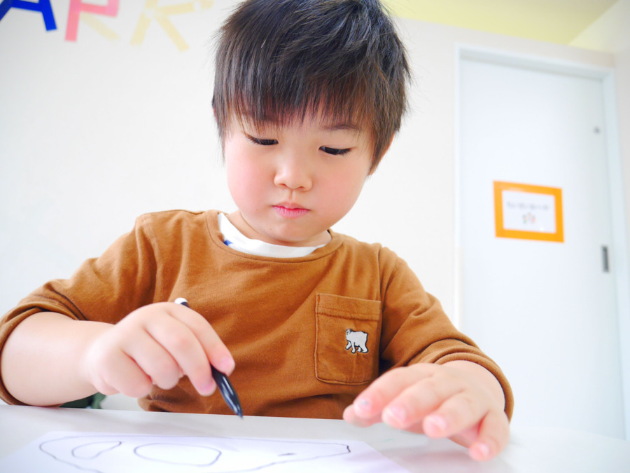 放課後等デイサービス カプリス（児童指導員/指導員の求人）の写真5枚目：鉛筆は正しく持てるかな？
楽しみながら学習習慣の定着を図ります。