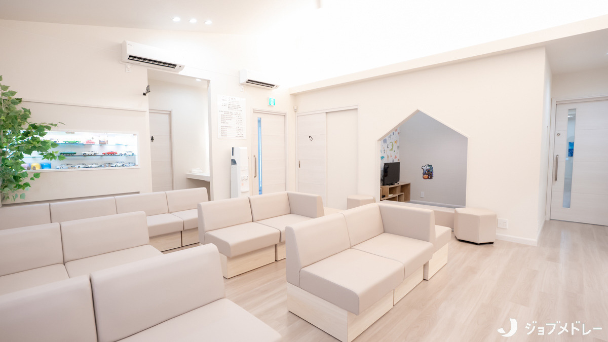 小岩井歯科（医療事務/受付の求人）の写真7枚目：居心地の良い空間で、診察までお待ちいただけます