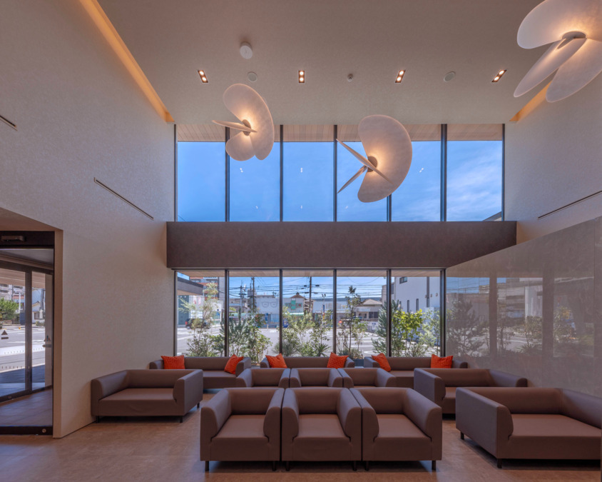 にのクリニック（医療事務/受付の求人）の写真4枚目：ホテルのラウンジをイメージした待合室となります。