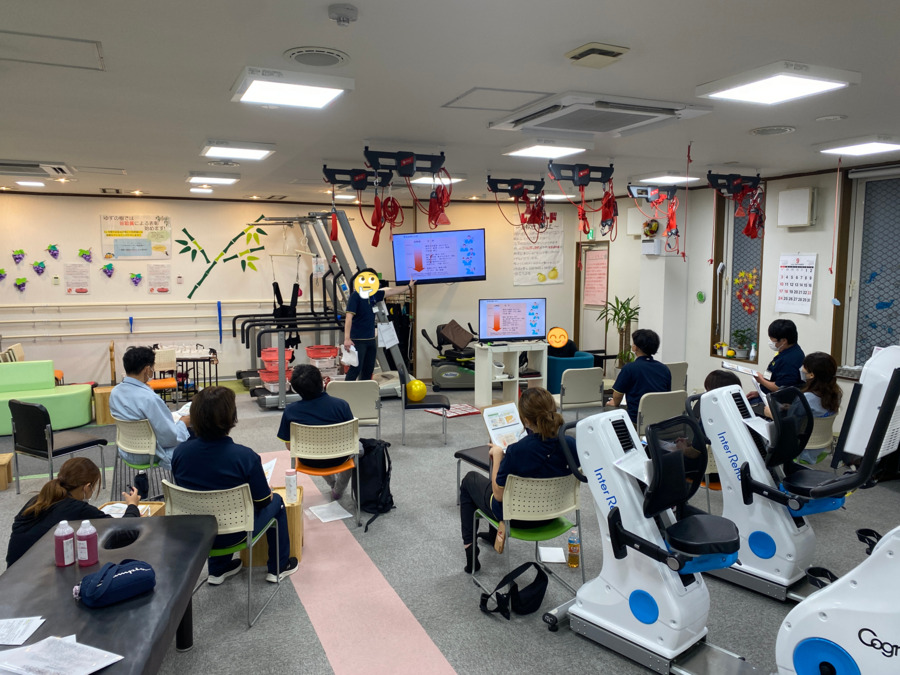 市川リハビリデイセンターゆずの樹　稲越店（あん摩マッサージ指圧師の求人）の写真9枚目：社内試験に向けた勉強会。全員がまじめな雰囲気で参加しています。