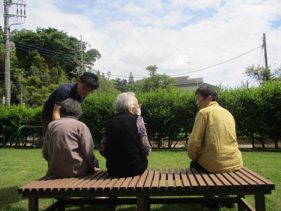 介護付き有料老人ホーム　サンライズ茂原（介護職/ヘルパーの求人）の写真5枚目：お庭にて日向ぼっこをしております。