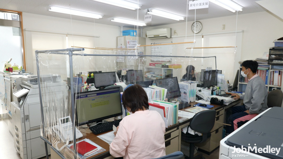 株式会社ゼスト　介護サービスセンター鶴見（サービス提供責任者の求人）の写真11枚目：事務所内は業務に集中しやすいような空間です