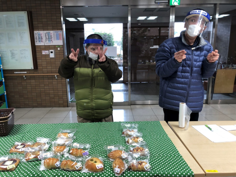 障害福祉サービス事業所　麦の丘（生活支援員の求人）の写真9枚目：外部販売の様子♪